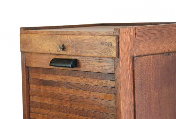 Vintage houten archiefkast met rolluik gereserveerd
