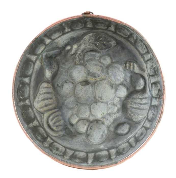 Vintage round copper baking mold kk. p 10