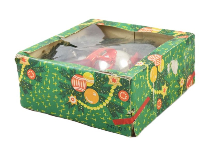 Kerstkrans met zilverkleurige ballen k. d 26