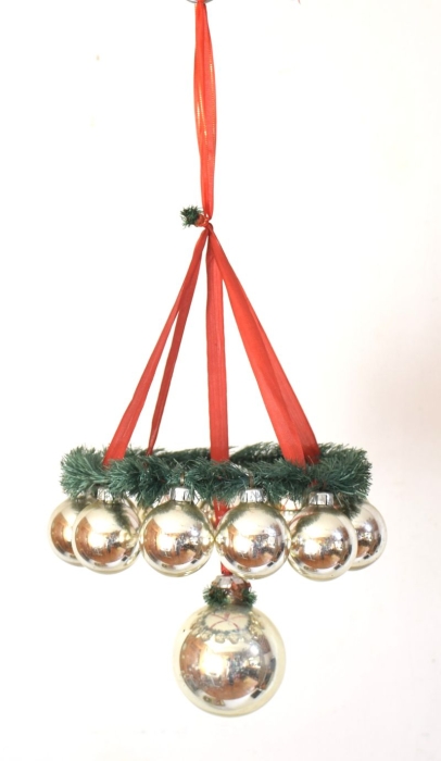Kerstkrans met zilverkleurige ballen k. d 26