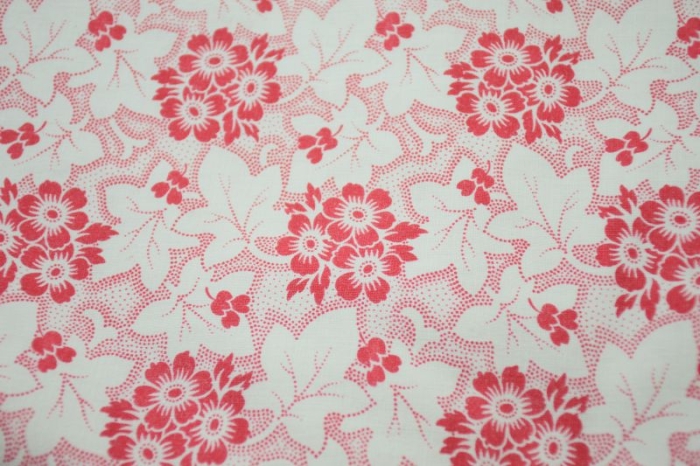 Antiek  beddenkleed bedsteekleed rood gebloemd t. b 6