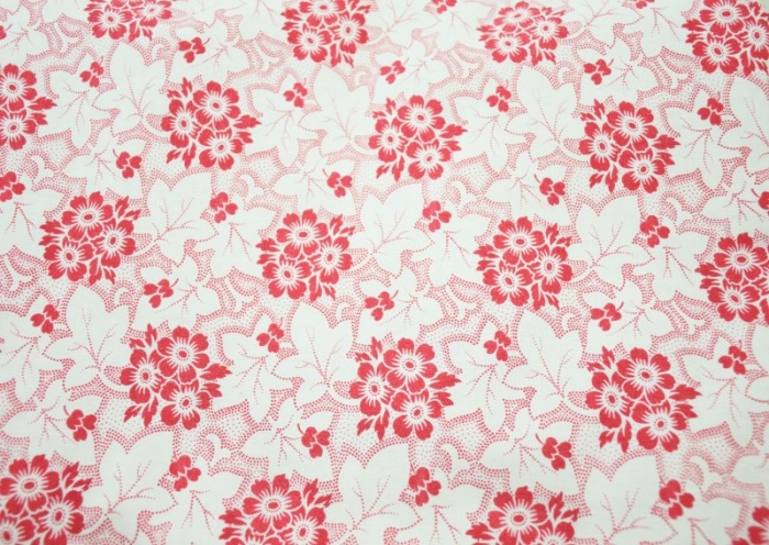 Antiek  beddenkleed bedsteekleed rood gebloemd t. b 6
