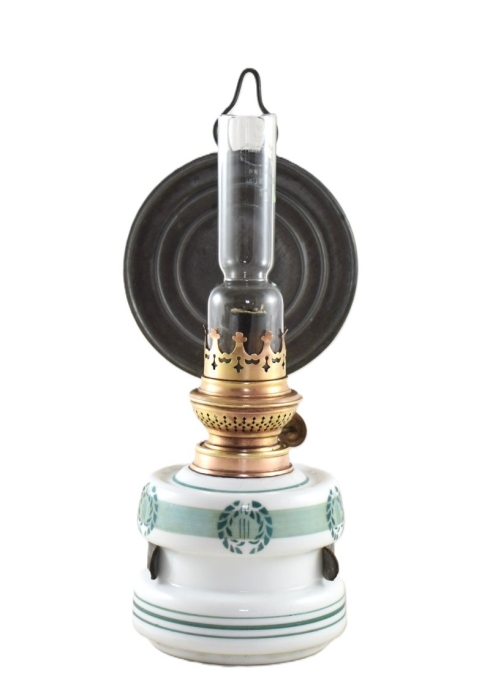 Antique wall mounted oil/kerosene lamp v. sl 17