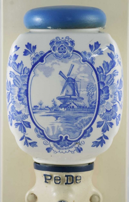 Vintage wand koffiemolen met blauwe windmolen nr. 5
