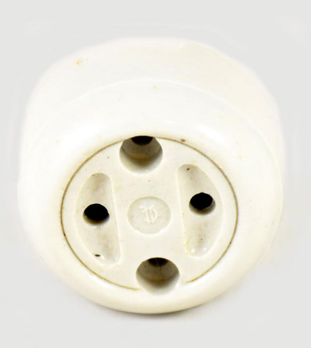 Porseleinen stopcontact b. e 8