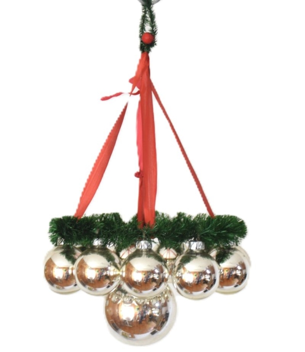 Kerstkrans met zilverkleurige ballen k. d 28