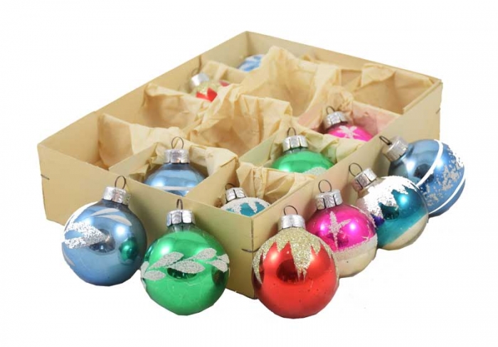 Twelve vintage Christmas tree baubles in box k. bg 3