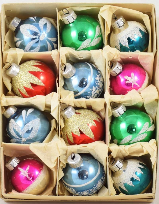 Twelve vintage Christmas tree baubles in box k. bg 3