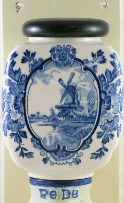 Wand koffiemolen Pede met blauwe windmolen nr. 5