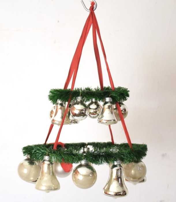 Vintage kersthanger met zilveren ballen en bellen k. d 28