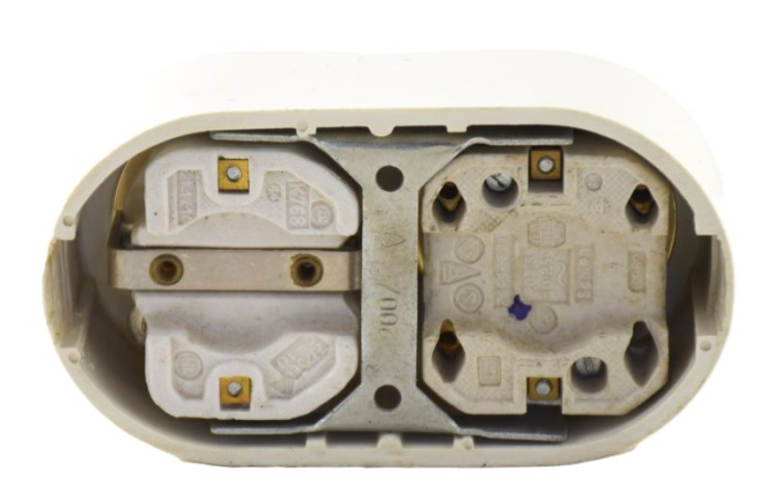 Vintage plastic socket and double light switch b. e 25