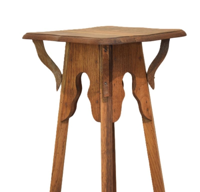 Antieke hoge houten plantentafel