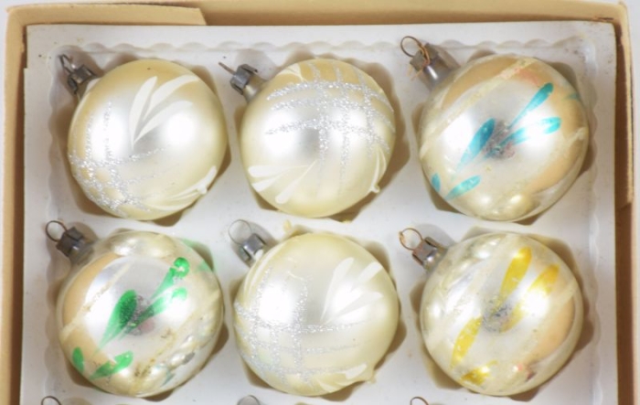 Set of twelve  baubles k. bg 12