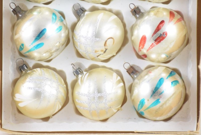 Set of twelve  baubles k. bg 12
