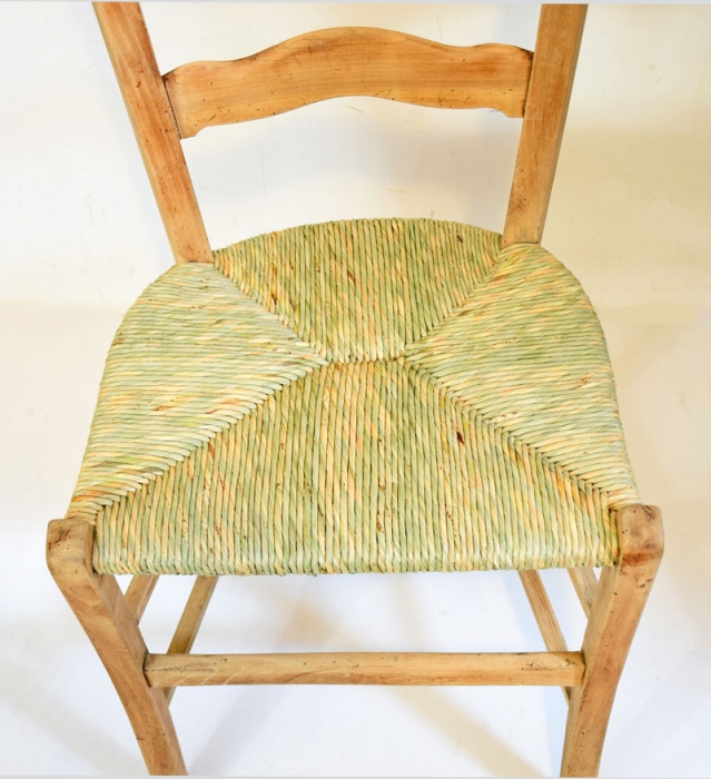 Antieke boerenstoel met biezen zitting