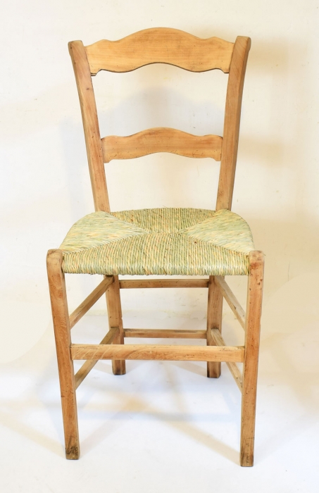Antieke boerenstoel met biezen zitting