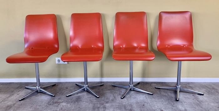 Vier retro oranje stoelen