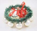 Kerstkrans met zilverkleurige ballen k. d 26